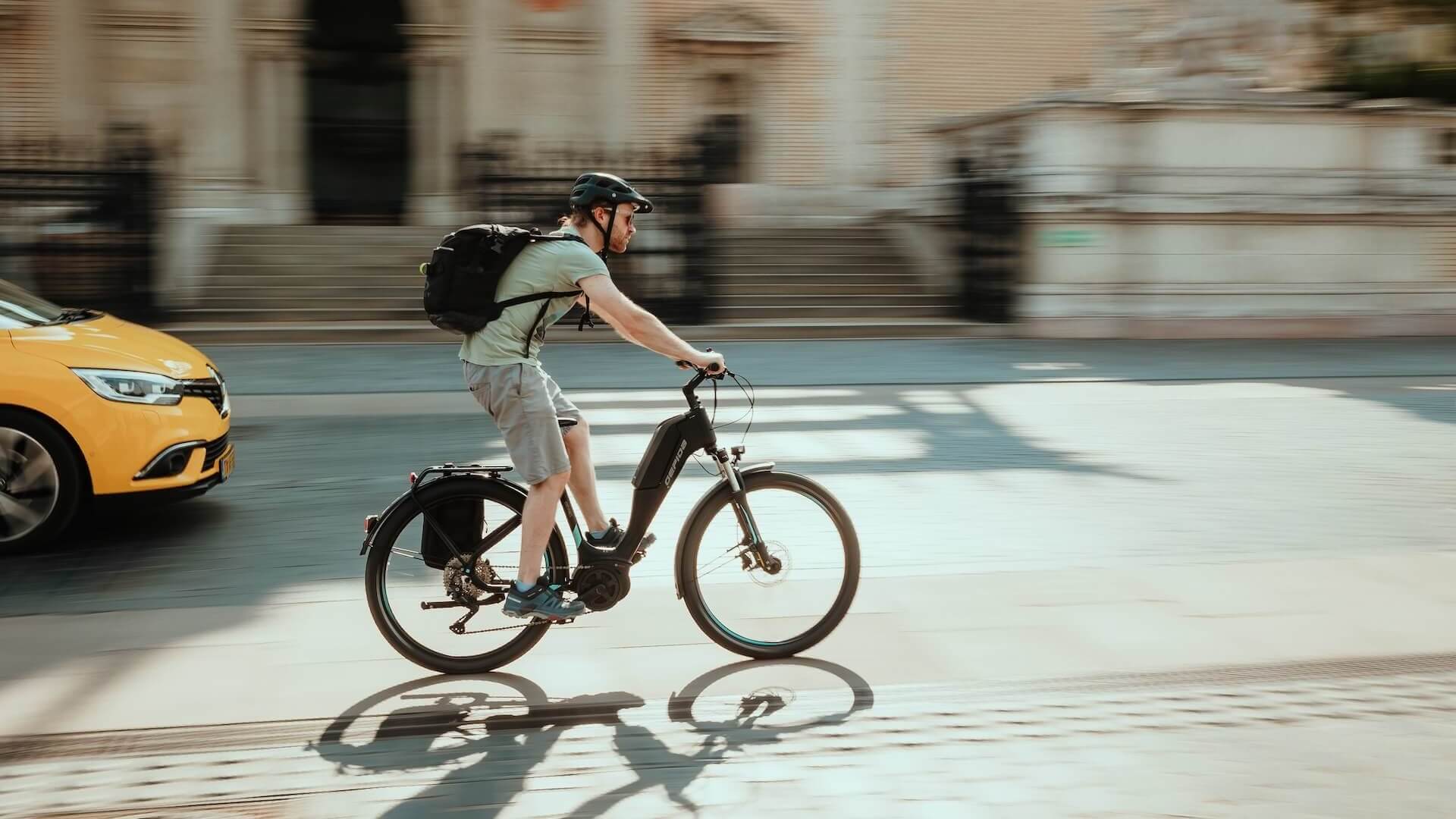 Férfi halad Gepida kerékpáron Budapesten