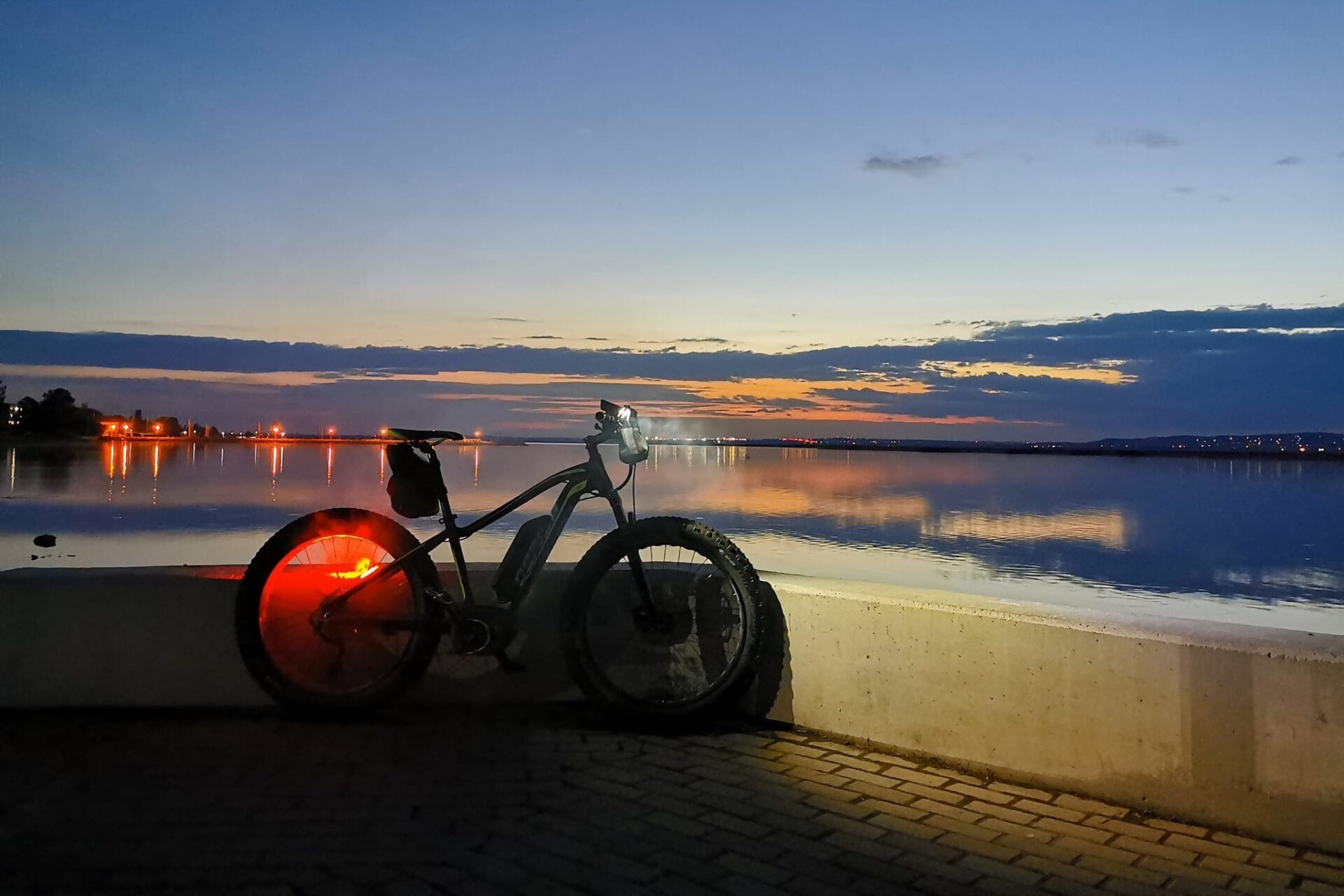 🌟 Világíts és LÁSS is! Miért fontos a megfelelő kerékpárlámpa? 🚲💡